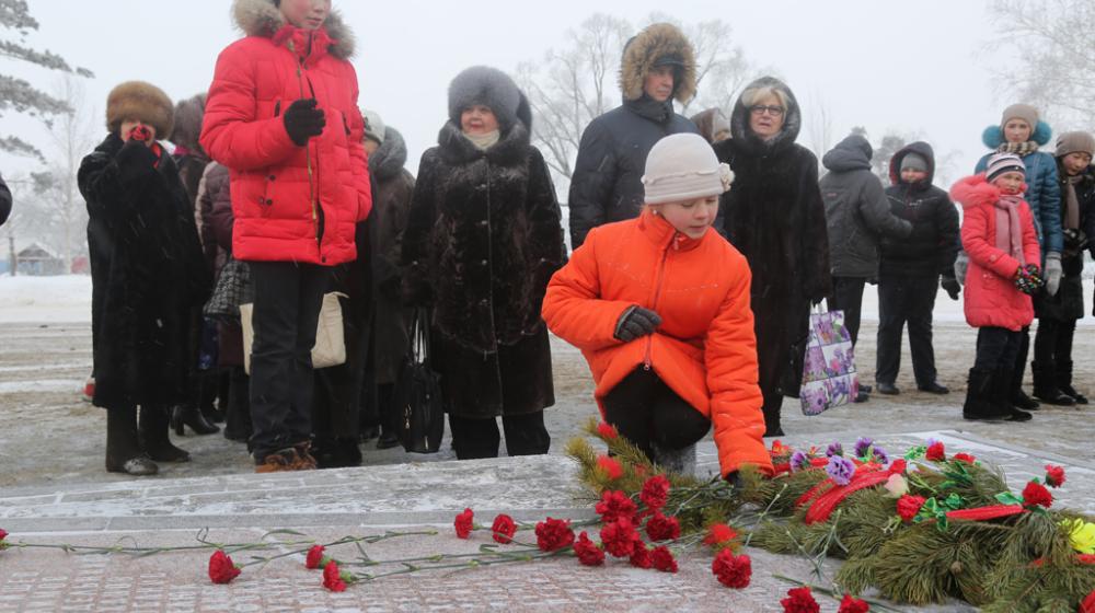 Омск. Красные гвоздики – эстафета памяти
