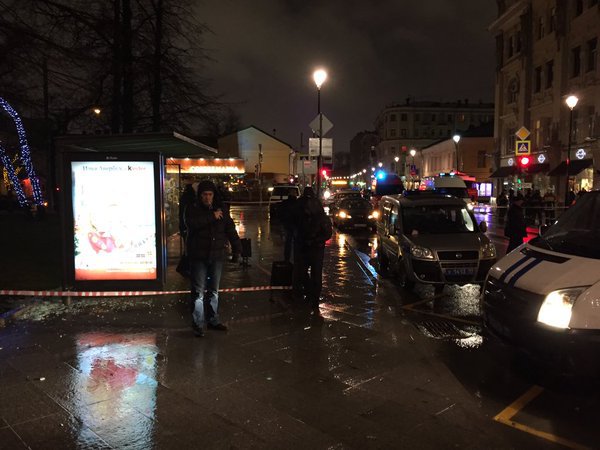 На остановке общественного транспорта в Москве взорвалась бомба