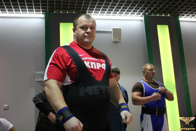 Денис Оглоблин из спортклуба КПРФ победно выступил на Суперкубке мира по жиму штанги лежа без экипировки
