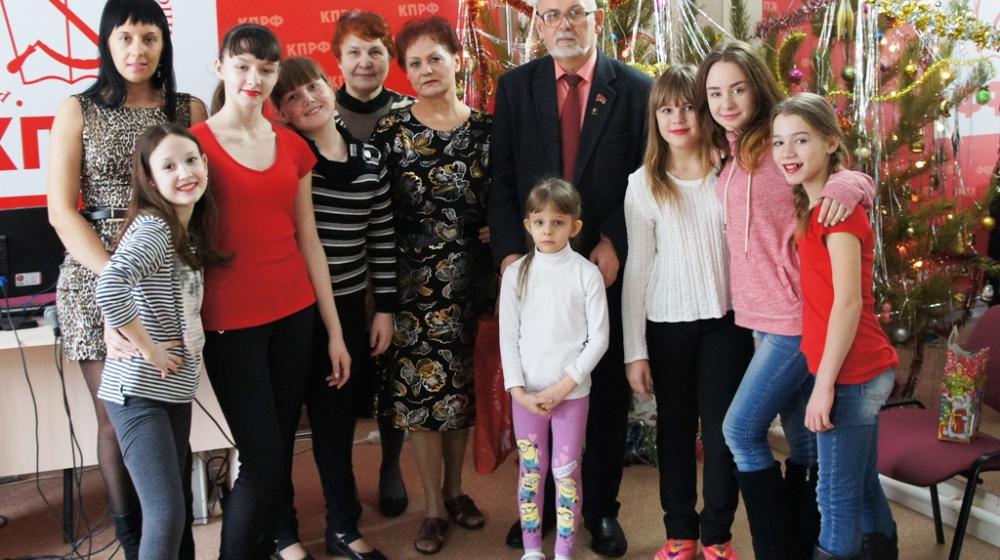 Коммунисты Кургана организовали для детей новогоднюю елку