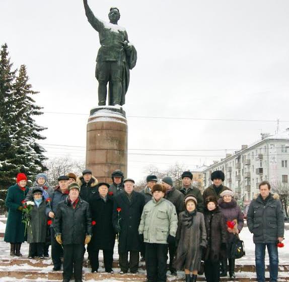 Кировские активисты КПРФ возложили цветы к памятнику С.М. Кирову