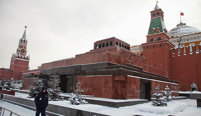 Путин о вопросе перезахоронения Ленина:  нужно подходить аккуратно,чтобы не предпринимать никаких шагов, которые разделяли бы наше общество