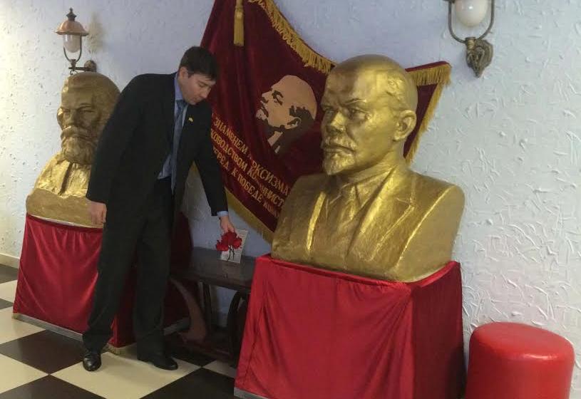 В Чувашии в День памяти В.И. Ленина коммунисты возложили цветы к памятникам основателю Советского государства
