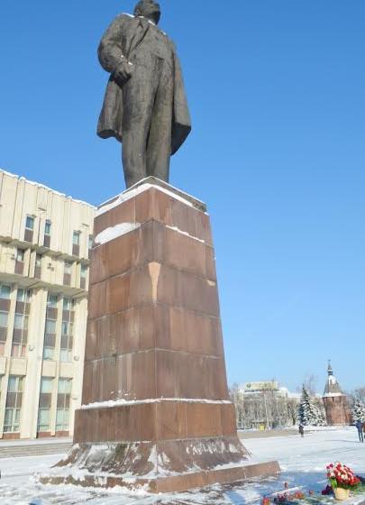 Тульские коммунисты возложили цветы к памятнику В.И. Ленину на главной площади региональной столицы