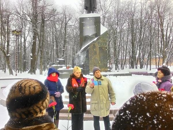 Новгородские коммунисты возложили цветы к памятнику В. И. Ленину