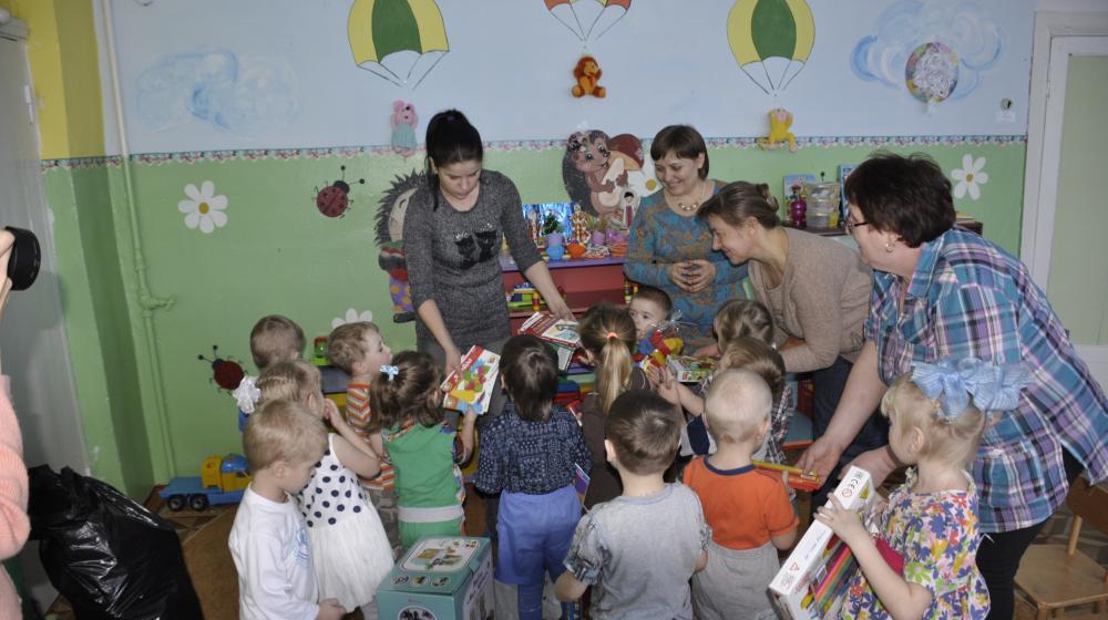Алтайский край. Коммунисты и актив женского движения оказали помощь сельскому детскому саду