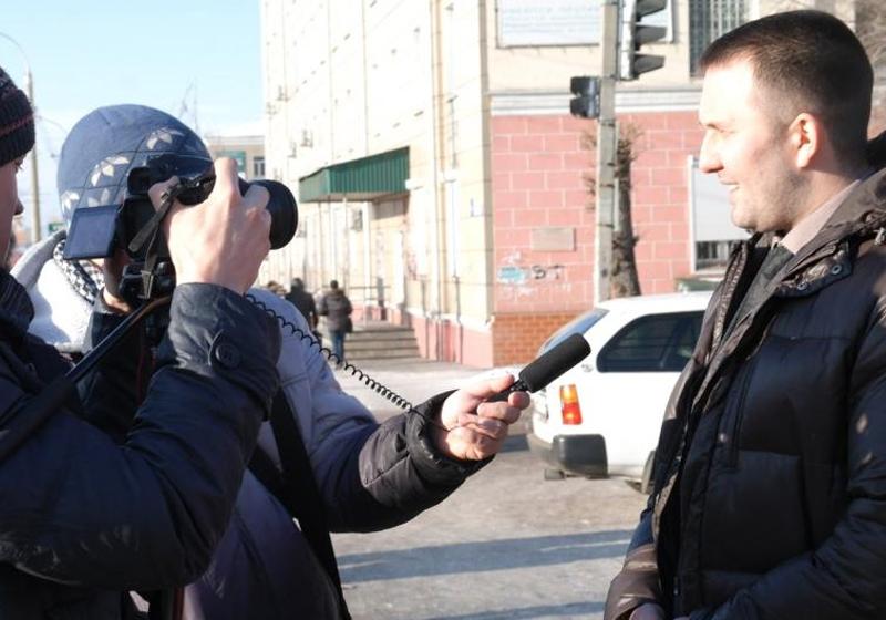 Комсомольцы и коммунисты Читы возложили венок к памятнику танковой колонне «Комсомолец Забайкалья»