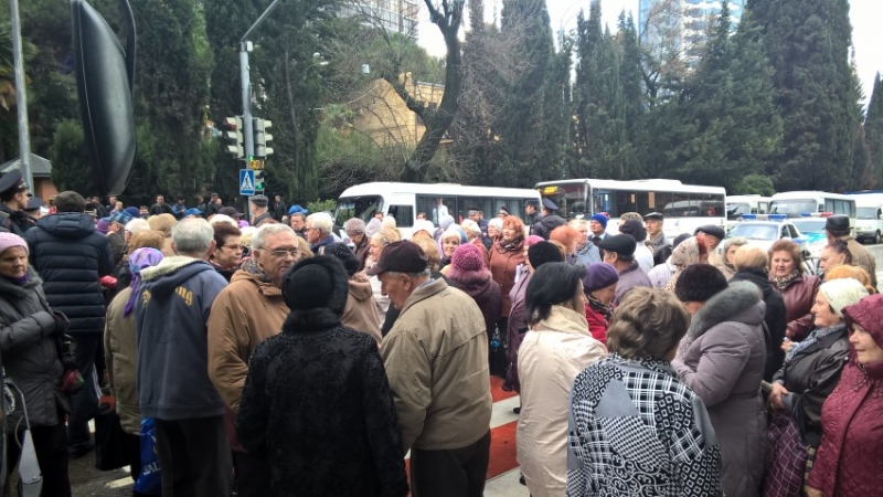 В Сочи полиция разгоняет бастующих пенсионеров. Пожилые сочинцы выступают против отмены льгот на проезд в муниципальном транспорте