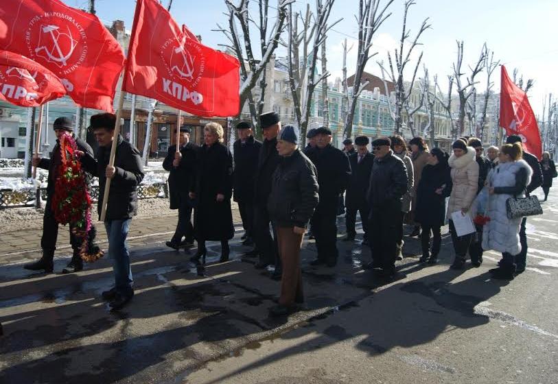 Республика Северная Осетия. У памятника Ленину во Владикавказе появились живые цветы