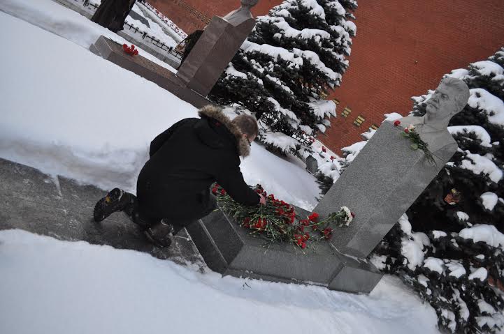 В церемонии возложения цветов к Мавзолею В.И. Ленина принял участие член Компартии Германии Джесси Беке