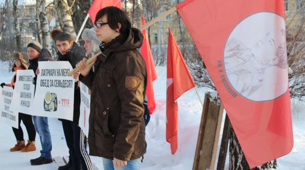 Пензенские комсомольцы вышли на пикет против повышения стоимости школьного питания