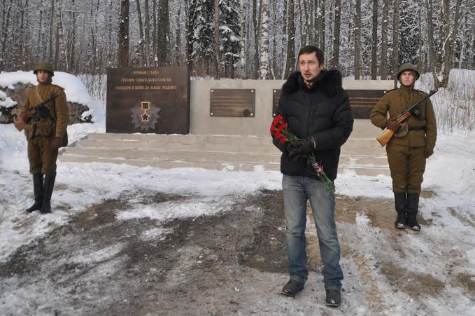 Коммунисты и комсомольцы Санкт-Петербурга почтили память защитников Ораниенбаумского плацдарма