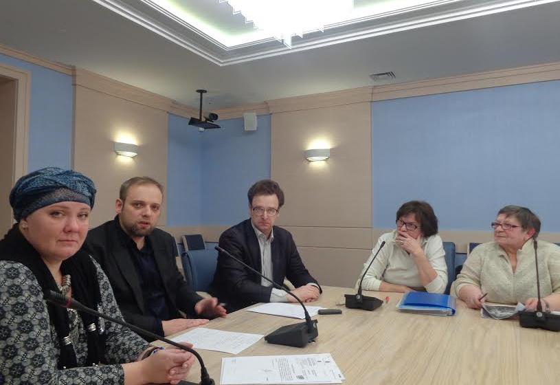 Московские коммунисты и жители района Коптево выясняют законность строительства очередного торгового центра рядом с домами