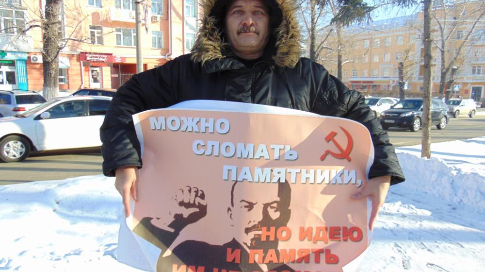 Барнаульские коммунисты возложением цветов к памятникам Ленину почтили память вождя мирового пролетариата