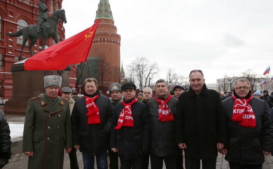 В память о героях – защитниках Родины. Делегация ЦК КПРФ возложила венок и цветы к Могиле Неизвестного солдата