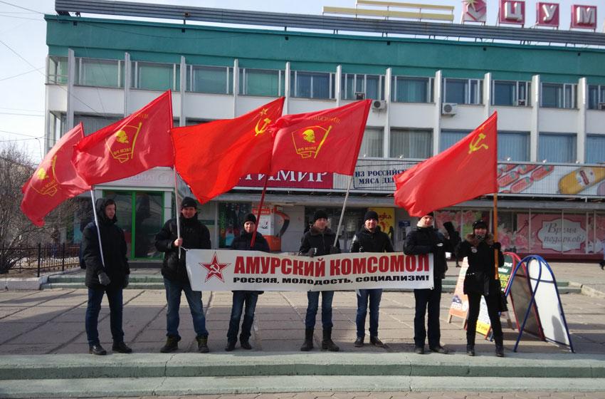 Амурская область. Комсомольцы Благовещенска напомнили горожанам об истории дня Советской Армии и Военно-Морского Флота
