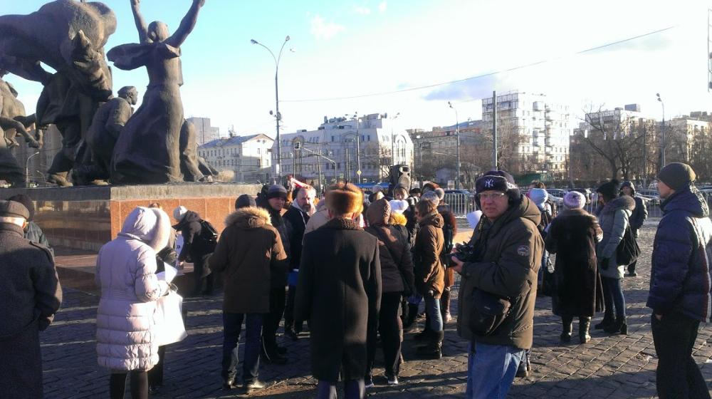 «Мама, кто-то украл нашу еду!». В Москве прошла акция родителей за возвращение полноценных полдников