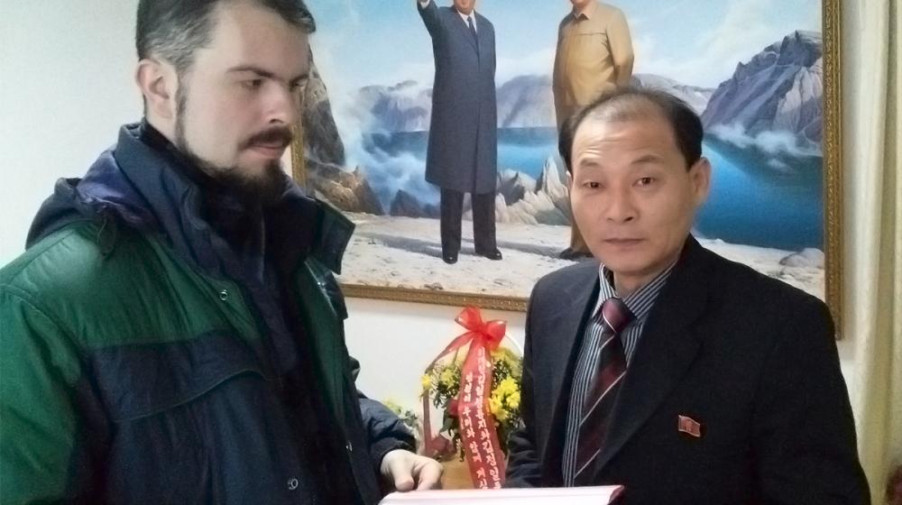 Комсомольцы Хабаровска с поздравлениями посетили консульство КНДР