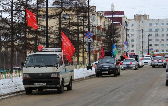 Красный автопоезд в городе. Акция магаданских коммунистов