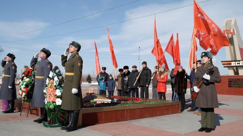 Забайкальские коммунисты возложили цветы к Вечному огню в честь Дня Советской Армии и Военно-морского Флота