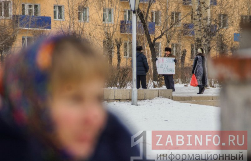 Читинское городское отделение КПРФ вышло с серией одиночных пикетов на тему катастрофической ситуации в экономике Забайкальского края