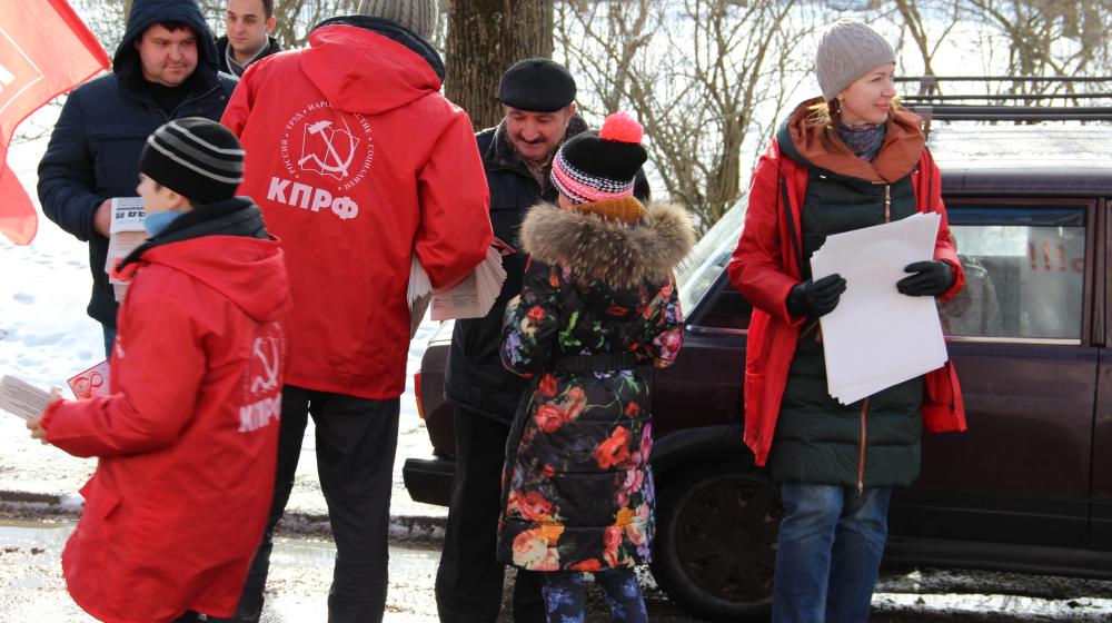 Коммунисты провели автопробег по Новгородскому району
