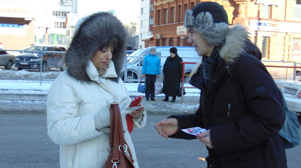 «Люблю жену, голосую за КПРФ!». В день влюбленных барнаульские коммунисты провели одиночные пикеты