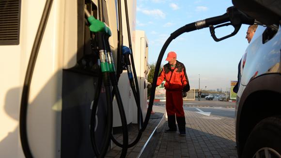 ФАС объяснила депутатам Рашкину и Обухову, почему нефть дешевеет, а бензин в России дорожает