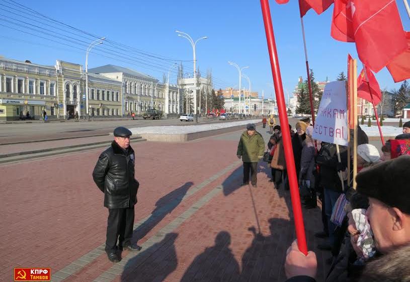 В Тамбове прошел пикет в честь Дня Советской Армии и Военно-Морского Флота