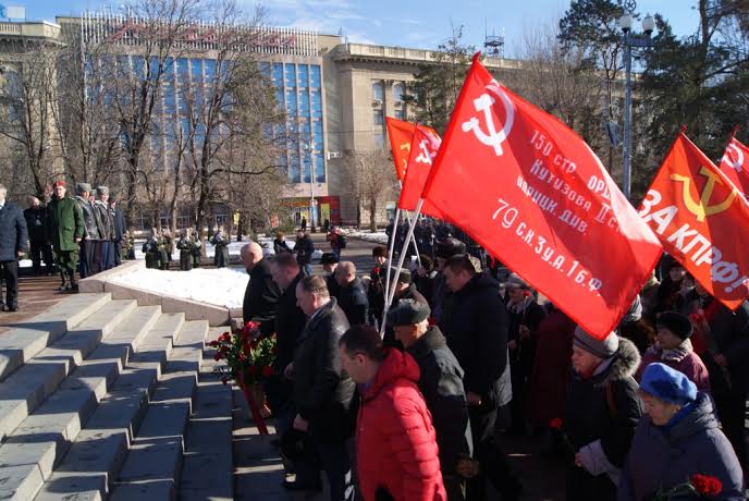 В день 98-ой годовщины создания Красной Армии сталинградские коммунисты возложили цветы к Вечному огню