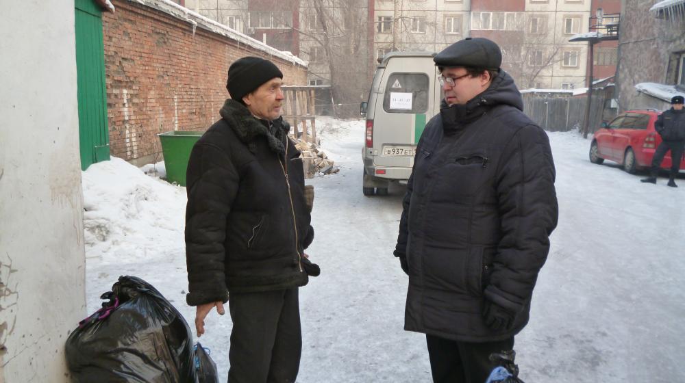 Коммунисты Хакасии собирают теплые вещи для бездомных