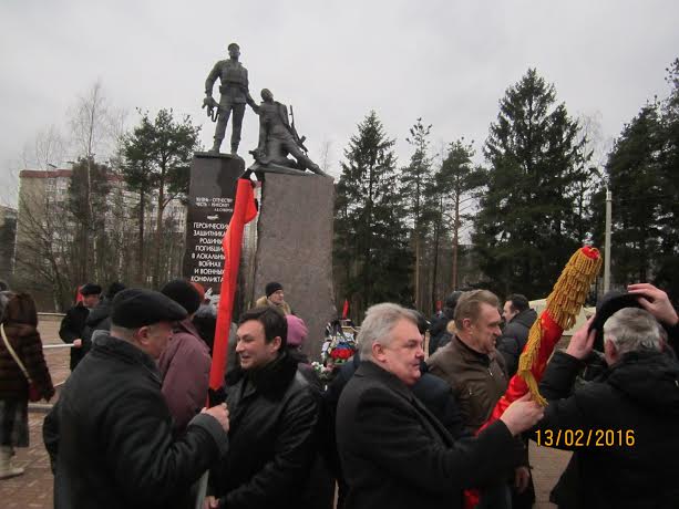 Коммунисты Ленинградской области провели серию пикетов в День Советской Армии и Военно-морского флота