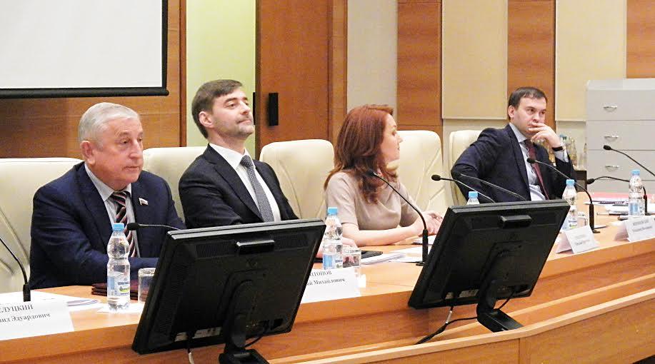 Ю. В. Афонин наглядно объяснил молодым парламентариям преимущества национализации базовых отраслей экономики