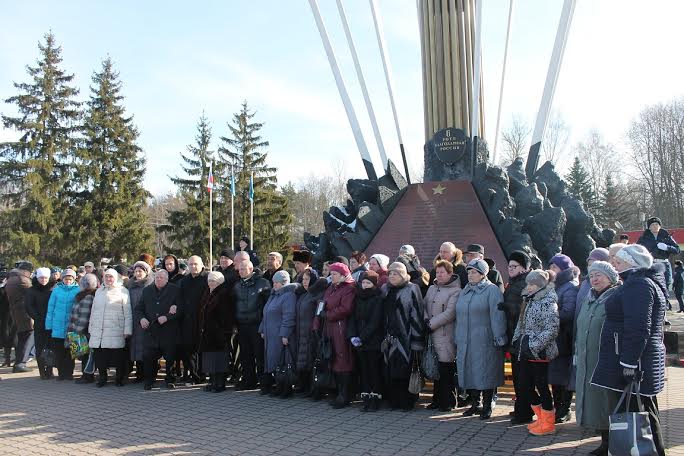 Делегация Псковского областного отделения КПРФ возложила венок к памятнику гвардейцам 6-й роты