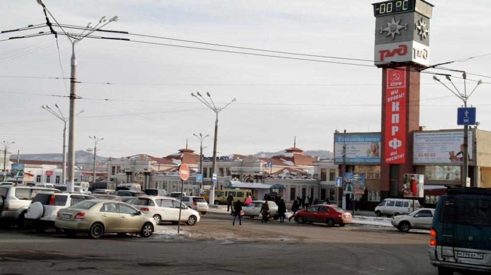«Мы правы! Мы сможем!». Баннер с такой надписью установлен на железнодорожном вокзале Читы
