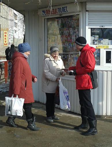 Самарские комсомольцы поздравили женщин с праздником