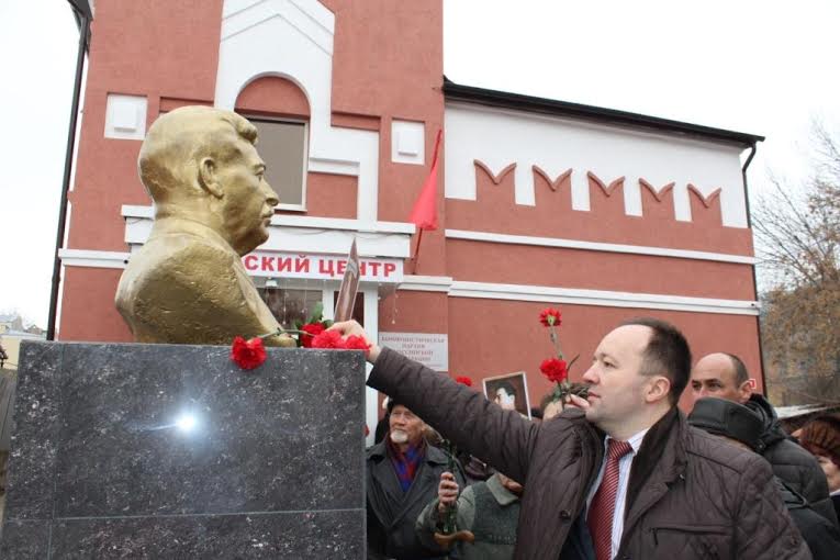 Памятник Сталину в Пензе засыпали цветами