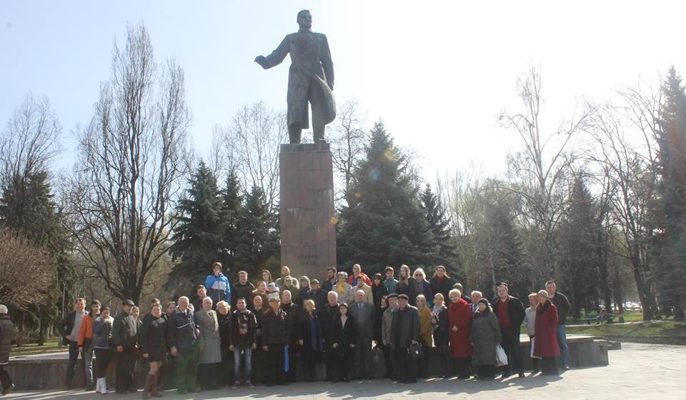 Коммунисты и Комсомольцы Кишинева возложили цветы к памятнику герою-революционеру Сергею Лазо