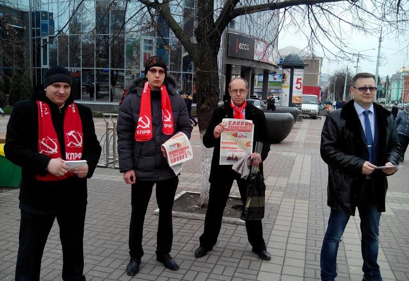 Белгородские коммунисты поздравили прекрасную половину цветами и открытками