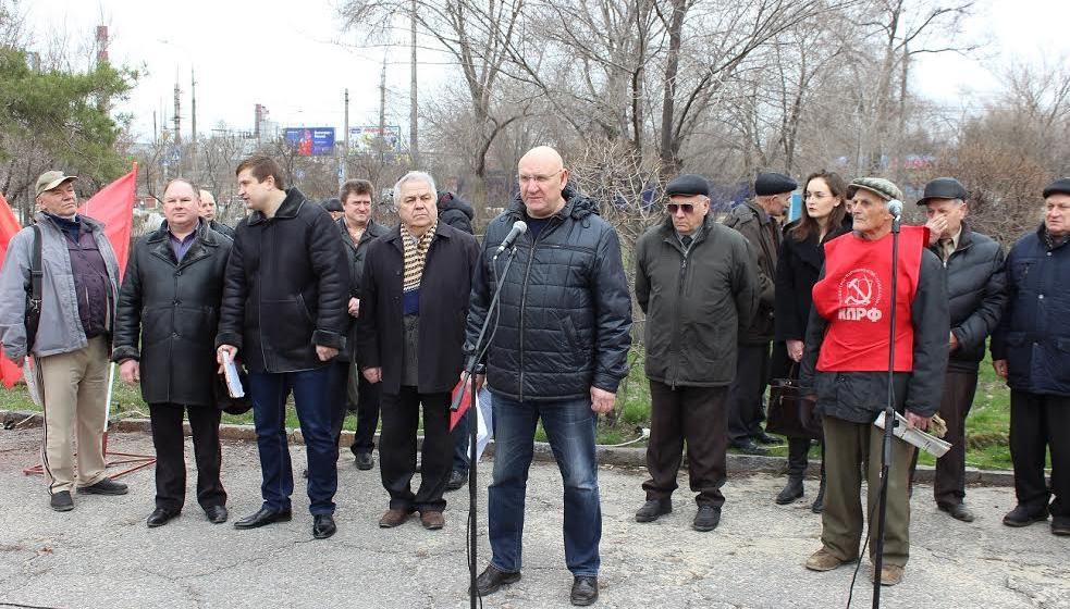Участники митинга КПРФ потребовали навести порядок в Волгоградской области и отправить правительство Медведева в отставку