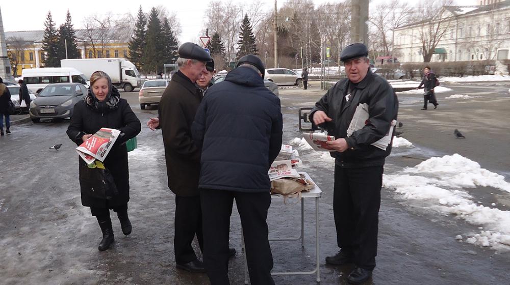 Барнаул. Коммунисты провели пикеты в трех районах города с раздачей агитационной литературы