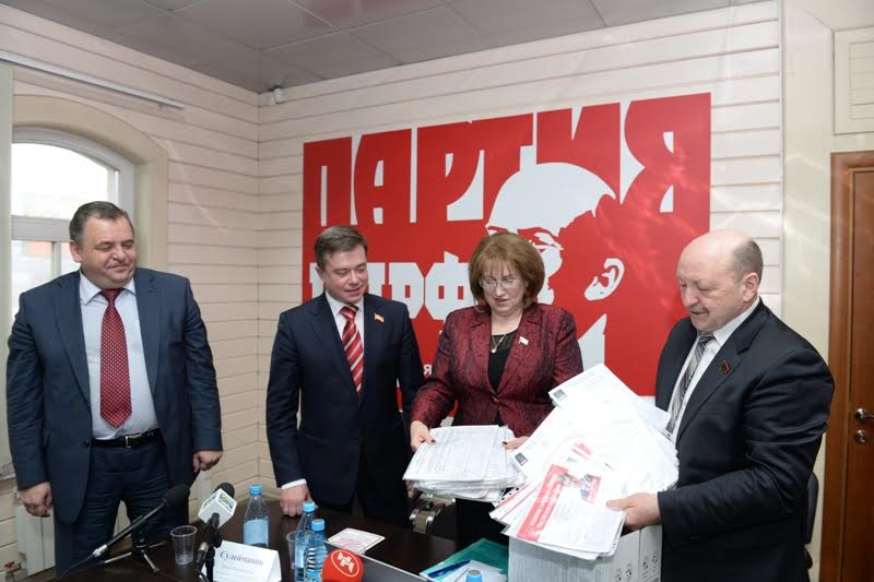 Новосибирские депутаты-коммунисты рассказали об антикризисной программе КПРФ и передали 35 тысяч подписей за индексацию пенсий