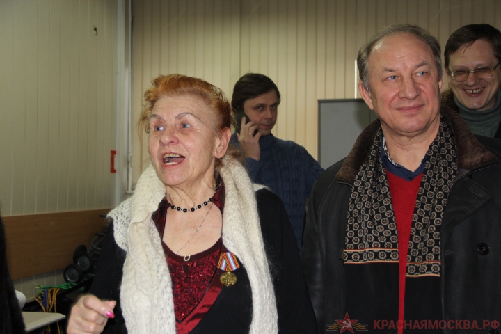 Валерий Рашкин подарил цветы женщинам на улицах Москвы