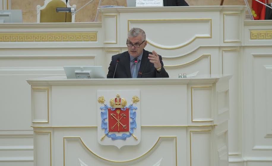 Санкт-Петербург. Депутат-коммунист Алексей Воронцов защищает права сирот