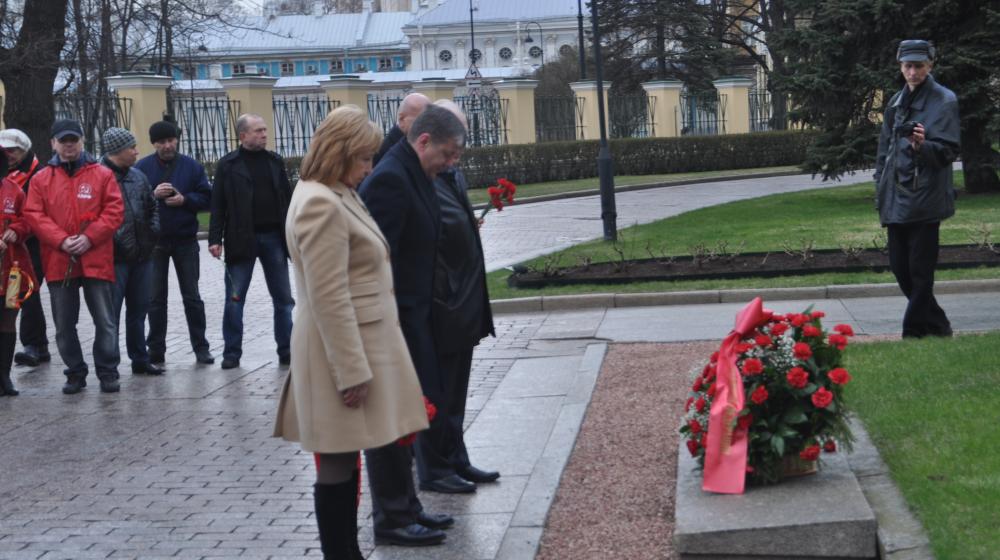 Санкт-Петербург. Д.Г. Новиков возложил цветы к памятнику Ленину у Смольного