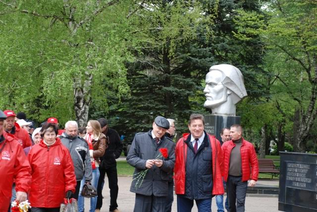 Ставропольские коммунисты возложили цветы к памятнику В.И. Ленину