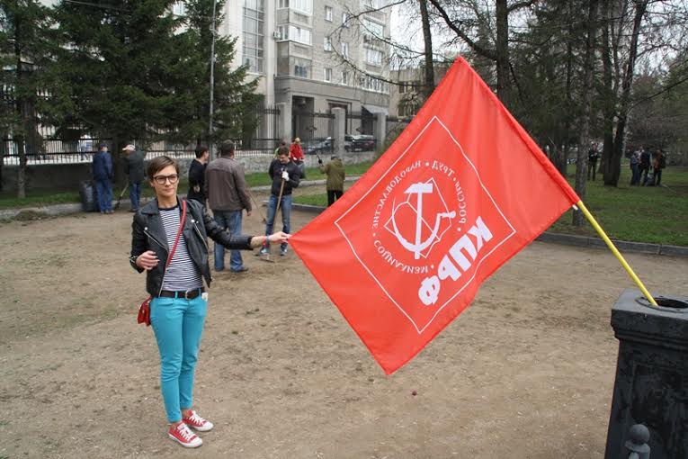 Коммунисты Центрального и Железнодорожного районов Новосибирска вышли на субботник в сквер Героев Революции
