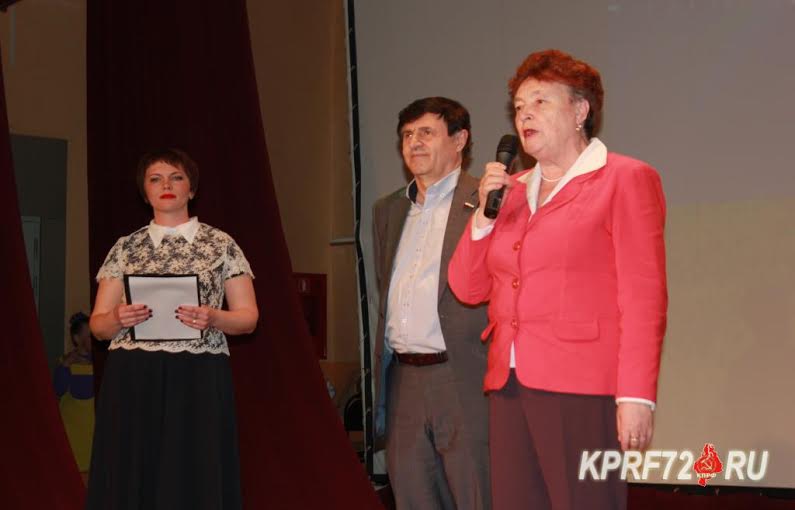 Тюменская область. Депутат-коммунист Тамара Казанцева поздравила управляющую компанию “Сумкино” с юбилеем