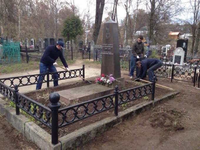 Смоленские комсомольцы привели в порядок могилу первого учителя В.И. Ленина Василия Андреевича Калашникова