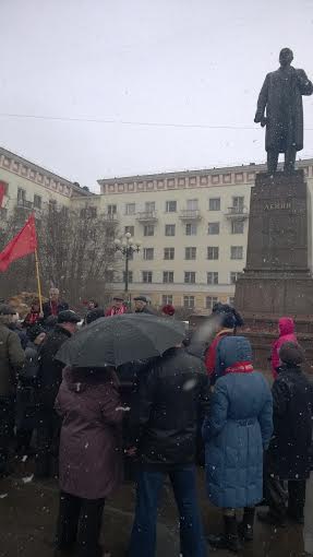Коммунисты Мурманска возложили цветы к памятнику В.И. Ленину